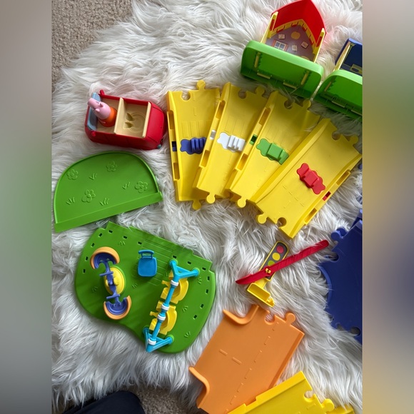 Peppa Pig all around Peppa’s town playset adjustable track - Picture 9 of 10